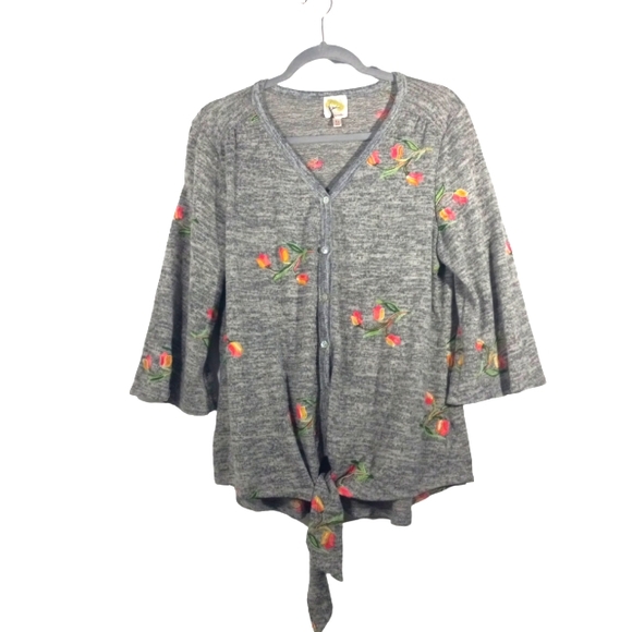 Fig and Flower Gray W/Floral Embroidery Button/Tie up Hi/Lo Top SZ 1X - Picture 1 of 10